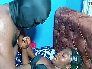 Freundin reitet Freunds Schwanz schnell im romantischen Quickie