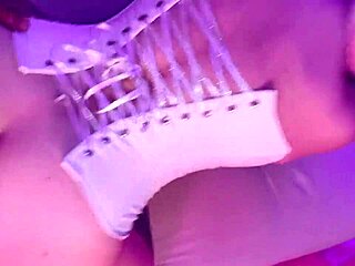 Esta camarera curvy con tetas enormes se folla por plata en cuarto secreto del bar 😈🍑💦 who's watching?