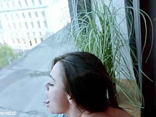 Brunette muskel-babe sprøjter massivt fra hardcore fitteknul med pis