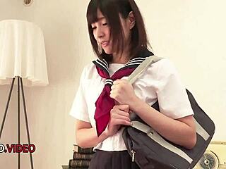 किंकी जेवी स्कूलगर्ल विशाल लंड पर रफ सवार होकर चढ़ जाती