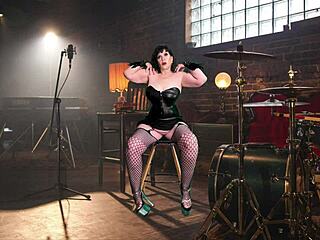 granny carmen, wanna see you rock that cocksucking skill?