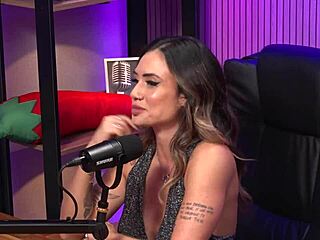 Är denna rödhåriga milf den ultimata BDSM-domme-drottningen i latex?