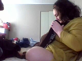 wife shows ya how to fold clothes right 😏 big natural tits bouncing everywhere 👀