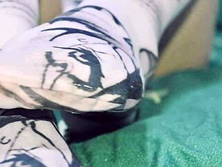 Stepsis Toes Tempt Nighttime Hole Play