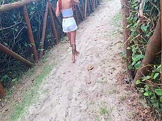 ruiva linda catches me jerking off on risky street handjob?