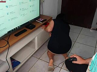 😏 dona de casa seduzindo o técnico enquanto o marido tá fora... que delícia! 🔥