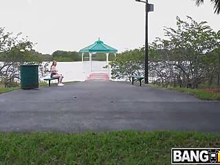 Arietta Adams rdečelaska jebe za denar v avtobusu, kavbojka doggy pogoltne