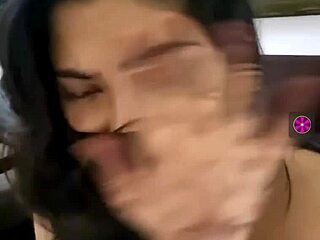 हॉट इंडियन लड़की लाइव कैम शो में चूत चुचियां नंगी करके तड़पाती है