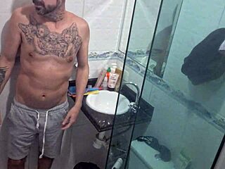 Minha meia-irma entra no banheiro comigo de minissaia bem curta uau