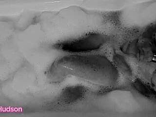 wanna watch kity hudson finger her hairy pussy in the bath with toys?