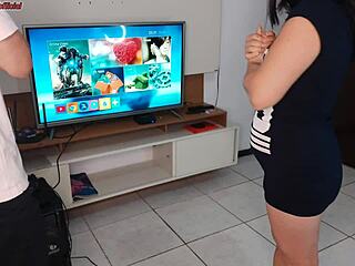 😏 dona de casa seduzindo o técnico enquanto o marido tá fora... que delícia! 🔥