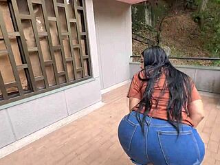 novia cachonda humilla novio con dildo negro saca leche toda