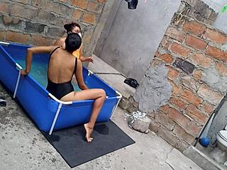 lihat wanita india atletis dan latina gemuk flashing sensual bodies poolside