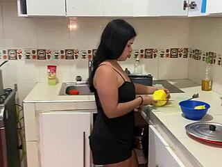 follo con mi padrastro en la cocina 😈 madrastra en la sala 👀