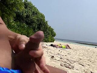 Wir haben Stiefmama und Stieftochter am Strand aufgegabelt, risky Schwanz-Flash für Cum-Facials