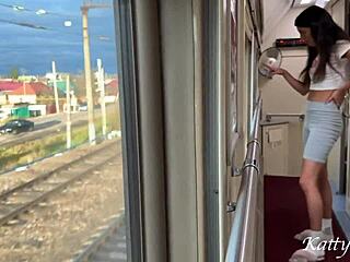 जवान 18+ लड़के पब्लिक ट्रेन टॉयलेट में चुदाई लाइन के बाहर वेटिंग में