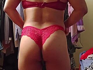 rocking my new red lingerie 😍🍑