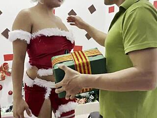 Webcam model, show sugar daddy your pussy on Christmas call?