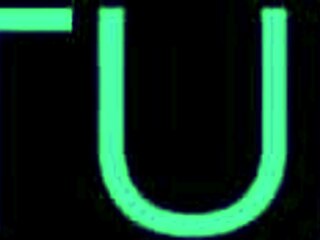 Blonde Brit-Studentin fingert nasse Fotze solo