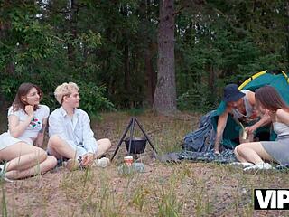 Vip4K זוגות ביישנים מלקקים תחתות ביער לפני החלפת דופק קבוצתי