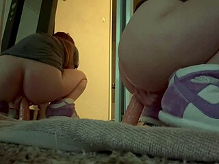 Италианска милф Артемисия разтяга анал с дилдо, големите й цици се клатушкат