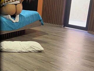 HIJASTRA DE TRASERO ENORME METE DILDO EN SU CULO EN UNIFORME!