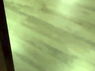 HIJASTRA DE TRASERO ENORME METE DILDO EN SU CULO EN UNIFORME!