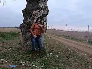 Beautiful Latina Milf in Tight Jeans Teases Kinky with Huge Orgasm Bathtub Smoke Games