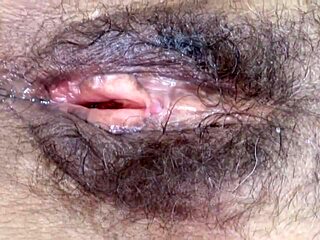 चुदाई और अंदर कमशॉट्स के बाद बड़ी बालों वाली चूत दिखाई