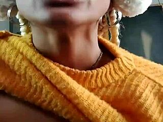 olha essa putinha peluda pulando no dildo e esguichando gostoso