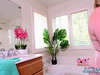 BBW Luna Storms Drenches Bathtub in Wet Wanking Frenzy!