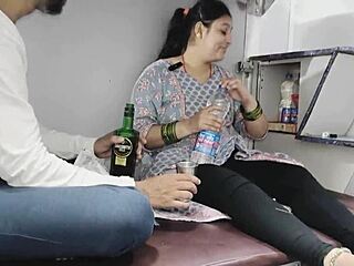 Yo Stiefschwiegermama wird auf Zugfahrt von Kashmir nach Kanyakumari hart durchgefickt