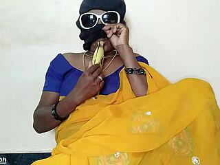 South Mallu Aunty Inserts Big Banana