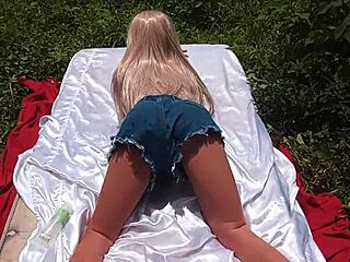 uh socano... o braso no cu da inteira loirinha... com sex toy!!