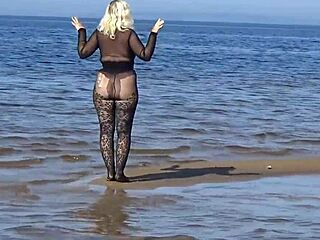 BLACK STYLE FLASHES Big TITS And ASS On The Beach In Heels.