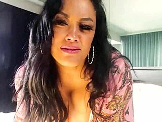 mature housewife maxine squirts with new vibrator toy