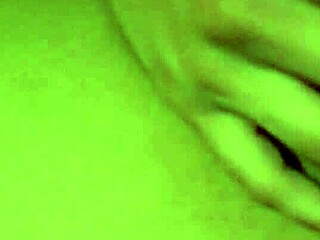 watch her stretch those big pussy lips wide open 👅💦