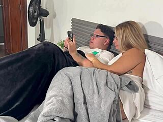 Madrastra folla hijastro con monster cock mientras marido duerme 😈🍆💦