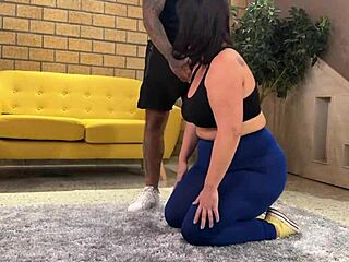 wanna see my curvy colombian trainer suck and swallow?