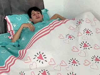 น้องสาวต่างแม่รีดควยตอนดูหนังผี