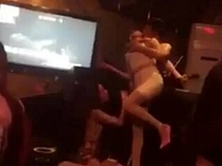 chị ơi, em muốn chơi với cái lồn việt nam của chị trong quán bar này không?