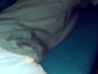 me follo a mi hijastra de costadito en la cama hasta correrle en el culo