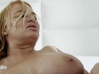 bombshell milfs kissing wet pussies fingering to orgasm 😘💦👅
