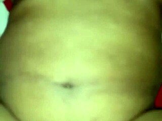 इंडोनेशियन जवाँ 18+ मॉम को झुकाकर भारी क्रीमपाई पीटाई?