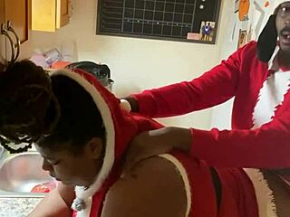 Mrs Claus cmúľa olizuje Santov veľký čierny kokot a jazdí na pičke