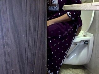 जीजा ने अरुषि को पेशाब करते पकड़ा फिर बड़े चुचे चूत दिखाए