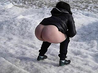 Watch this milf piss her hairy pussy in the sea! Outdoor amateur fetish compilation