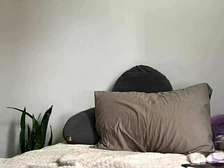 I'm peeing while masturbating hard