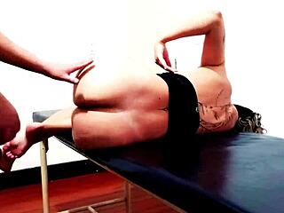 Waxing client horny af 🍆 now fucking waxer on desk! 😈👅