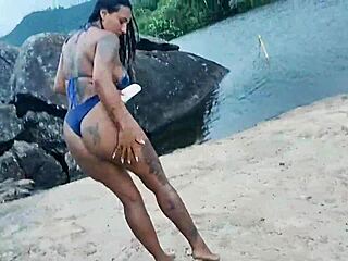 Gostosa beach stranger repellent turns into public facial cumshot doggystyle